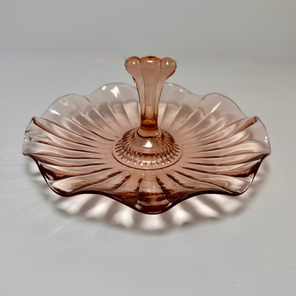 Vintage Pink Depression Glass Handled Candy Dish • Scalloped Rim 🌸✨
